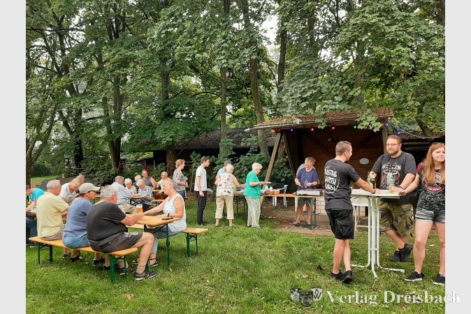Das Sommerfest lud ein zum gemeinsamen Schlemmen und angeregten Gesprächen.