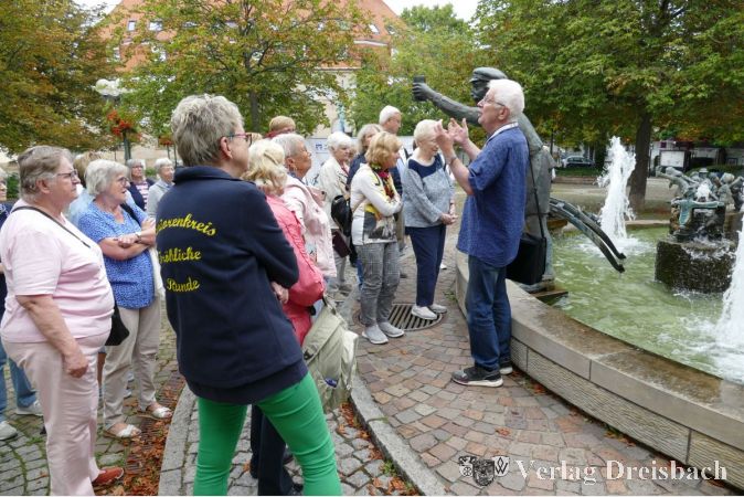 Der Seniorenkreis "Fröhliche Runde" am Wurstmarktbrunnen in Bad Dürkheim.