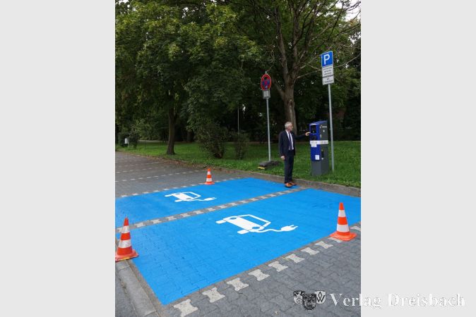 Die neuen Markierungen an den öffentlichen Ladesäulen am Parkplatz hinter den Schwarzbachhallen. Der Erste Beigeordnete Franz Jirasek verschaffte sich vor Ort ein Bild.