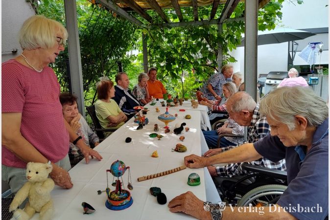 Da gab es für die Senioren im Kursana Domizil viel zu entdecken, als Johanna Modrack vom Hessischen Puppen- und Spielzeugmuseum (stehend) den Koffer öffnete und das Spielzeug verteilte.