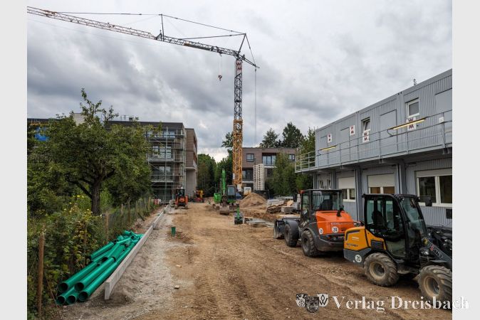 Wo jetzt noch die Baucontainer stehen, kommt später die Zufahrt für die Stellplätze hin.