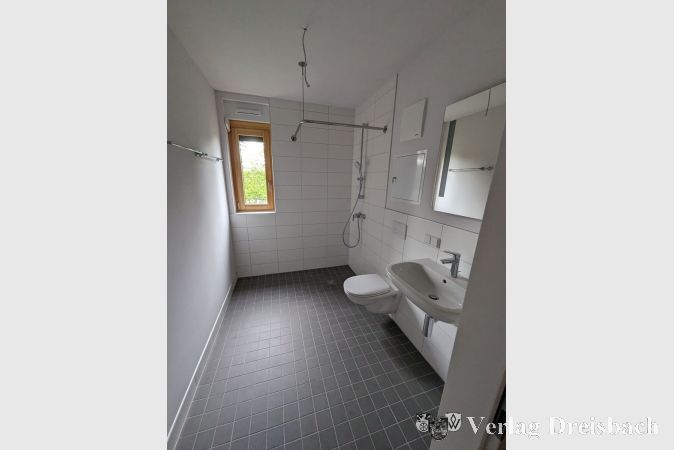 Ein Blick in eines der modern und stilvoll hergestellten Badezimmer.
