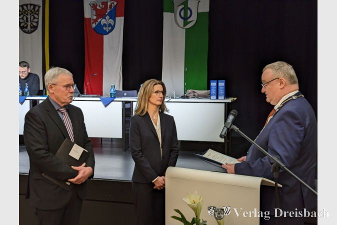 Heike Seibert bei ihrer Ernennung zur Ersten Stadträtin im Januar. Links Stadtverordnetenvorsteher Georg Reuter, rechts Bürgermeister Klaus Schindling.