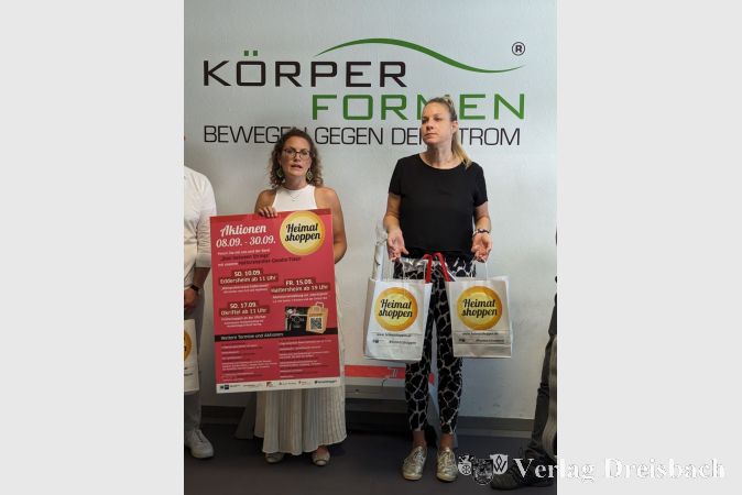Svenja Keil (Beisitzerin GVH) und Nadja Tepe (2. Vorsitzende GVH) präsentierten zur "Heimat shoppen 2023"-Auftaktveranstaltung unter anderem wieder die beliebten Überraschungs-Tüten des Gewerbevereins.