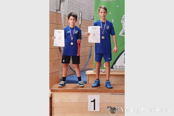 Elias Rais (l.) und Elias Huwe sind Badminton-Bezirksmeister im Doppelwettbewerb, Huwe zudem Sieger in der Altersklasse U13.