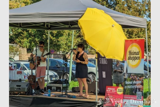 Die Band "Soul between Strings" am Sonntagvormittag in Eddersheim. Am dortigen Weinprobierstand fand die erste Wochenendveranstaltung im Rahmen von "Heimat shoppen 2023" statt.
