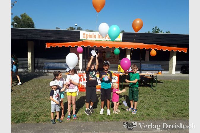 Die Kinder ließen gerne die Ballons beim Förderverein steigen - mit der Hoffnung auf eine weite Reise.
