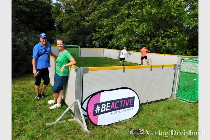 Peter Lehmann und Lydia Rauh vor dem Spielfeld für die kleinen Straßenfußballer.