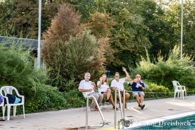 V.l.n.r.: Joachim Rehle (FFC), Rettungsschwimmerin Hannah, Rettungsschwimmer Marcel und Robert, eine helfende Hand im Parkbad von einer Leihfirma.