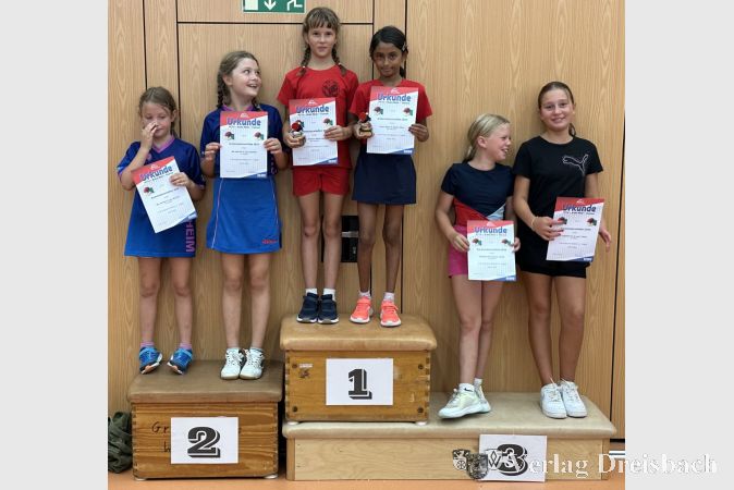 Arwen Ghosal und Melina Müller (Mitte) gewannen in der Altersklasse M11 das Doppel und bestritten auch das Einzelfinale.