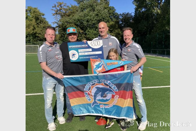 Vielen Dank für die großzügige Spende! Von links nach rechts: Holger Kleemann (Schriftführung), Pierre Volkmann (Vertreter Miami DolFans Germany e.V.), Henrik Klemm (Sponsorengewinnung), Emma Kowalski (Spielerin) und Ralf Kleemann (Finanzen).