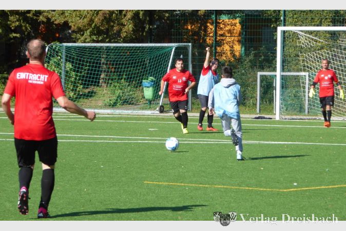 Die Eintracht Hattersheim im vollen Trainingseinsatz.