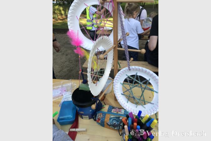 Unter Anleitung von Erika Racky und Monika Lorth durften die kleinen Besucher auch Bastelarbeiten herstellen.