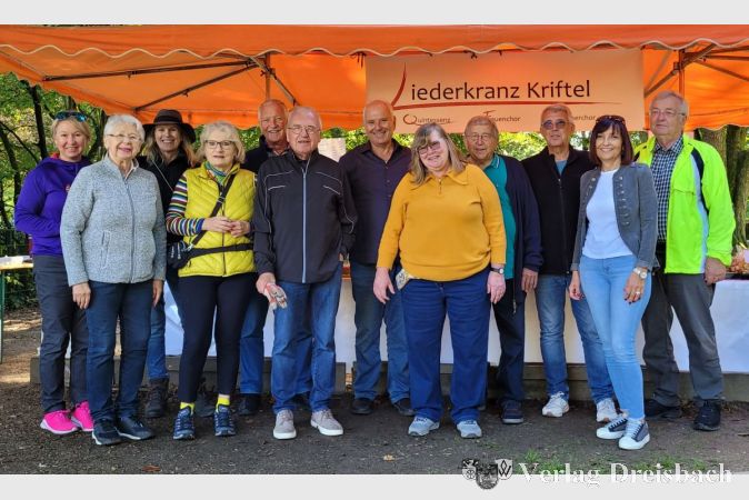 Die Mitglieder des Liederkranzes am Kuchenverkaufsstand, der wieder im Rahmen der "Spiele im Park" aufgebaut worden war.