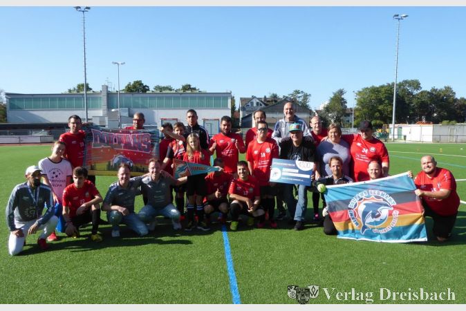 Die Mannschaft von Eintracht Hattersheim freut sich über den Scheck der Miami DolFans Germany.