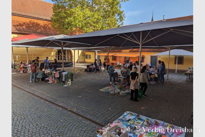 Bei strahlendem Sonnenschein fungierten die großen Schirme über der Verkaufsfläche als willkommene Schattenspender.