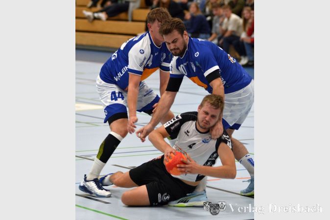 Tim Walter wird seiner Führungsrolle immer mehr gerecht. Hier ist er auch von zwei Gegenspielern nicht zu halten.