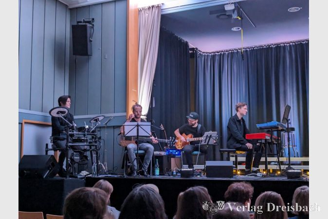 Vier Instrumentalisten unterstützen die Sangeskunst des Chores.