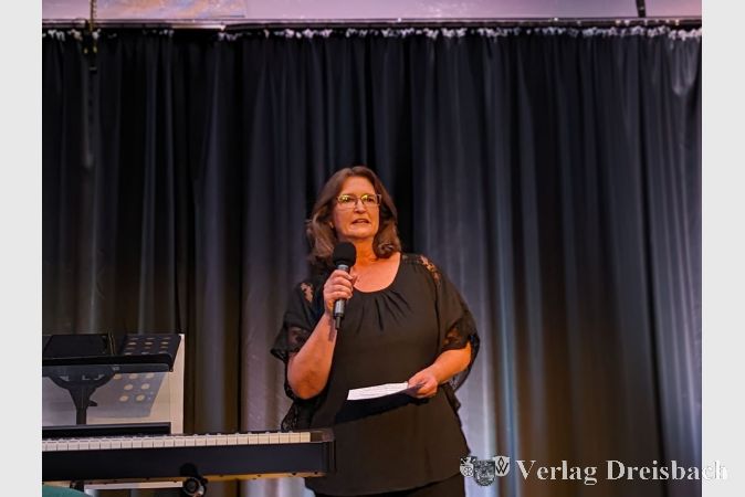 Die 1. Vorsitzende Silke Jung freute sich sehr darüber, endlich wieder einmal das Publikum im Haus der Vereine begrüßen zu dürfen.