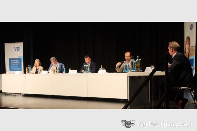Bei einer Podiumsveranstaltung des VDI nahmen Repräsentanten der Landtagsfraktionen zu dem Thema Nachwuchsmangel in den Ingenieursstudiengängen Stellung.