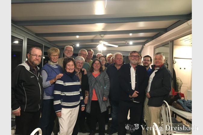 Gruppenfoto: Der Pétanque Club von Airaines mit den Gästen aus Kriftel.