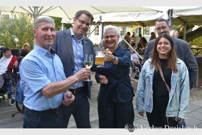 Auf gute Zusammenarbeit!“ – nach Begrüßung aller Gäste des Lions-Grillens im Antoniushaus prosten sich (v.l.) Organisator Willi Orth, Lions-Präsident Marcus Neuhaus, die Bereichsleiterin Wohnen im Antoniushaus, Katja Hormuth,, der Abteilungsleiter Fachdienste Thomas Bollemann sowie Maria Recalde (Abteilungsleiterin Internate) zu.
