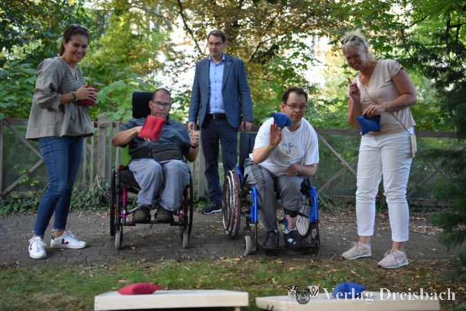 Der Renner schlechthin war das Cornhole-Spiel. Den konzentrierten Sportlern des Antoniushauses assistieren (v.l.) Maria Neuhaus, Lions-Präsident Marcus Neuhaus sowie Marion Eisenmann-Kohl.