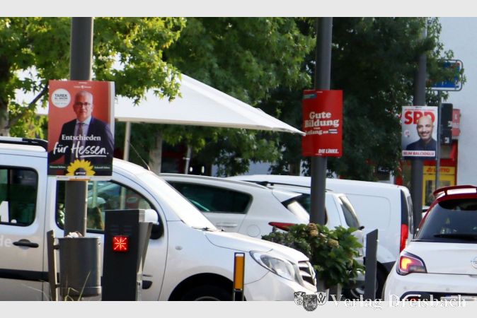 Die Wahlplakate wie hier am Flörsheimer Rathausplatz haben mal wieder ausgedient und sollten in den nächsten Tagen eingesammelt werden, in diesem Fall von drei enttäuschten Parteihelfern.