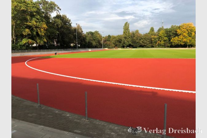 Die neue Tartanbahn ersetzt die Tennenlaufbahn.