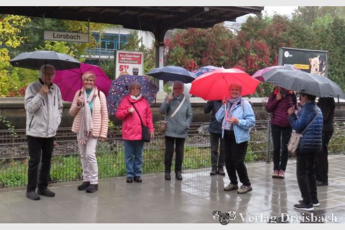 Die gut gelaunte Seniorenwandergruppe trotzte dem Regen und verlebte einen schönen Wandertag.
