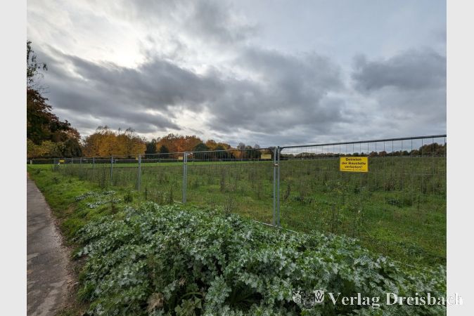 Der Bauzaun im Bereich Gewerbegebiet Nord/Heddingheimer Straße.
