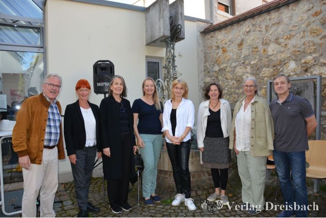 Bürgermeister Bernd Blisch begrüßt die Künstlerinnen, Künstler und Gäste zur Eröffnung der Ausstellung "Metamorphosis DOK" im Kunstforum Mainturm.