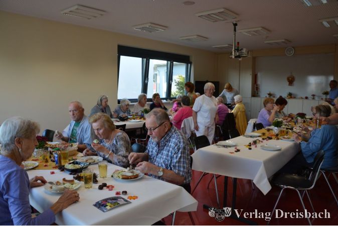 Ausgelassene Atmosphäre beim "Herbstfest": Senioren teilen herzliche Lacher und entspannte Augenblicke.