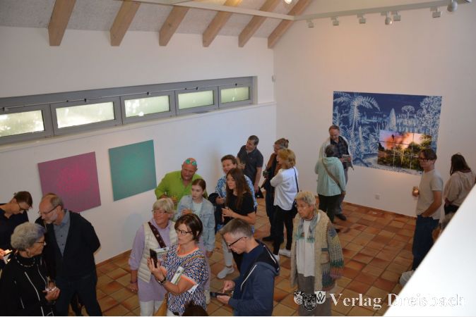 Besucherinnen und Besucher genießen die vielfältigen Kunstwerke und lassen sich von den Metamorphosen der Kunst inspirieren.