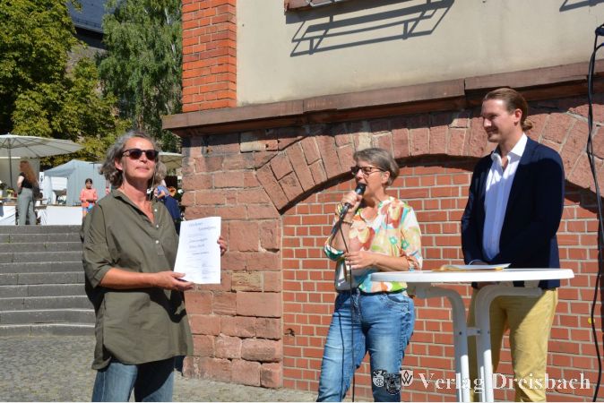 Kulturamtsleiter Christopher Naumann und die Erste Stadträtin Renate Mohr zeichneten Sabine Barth mit dem Flörsheimer Keramikpreis aus.