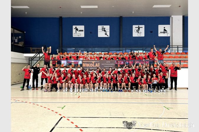 55 Kinder und ihre Betreuer jubeln über ein gelungenes Camp.