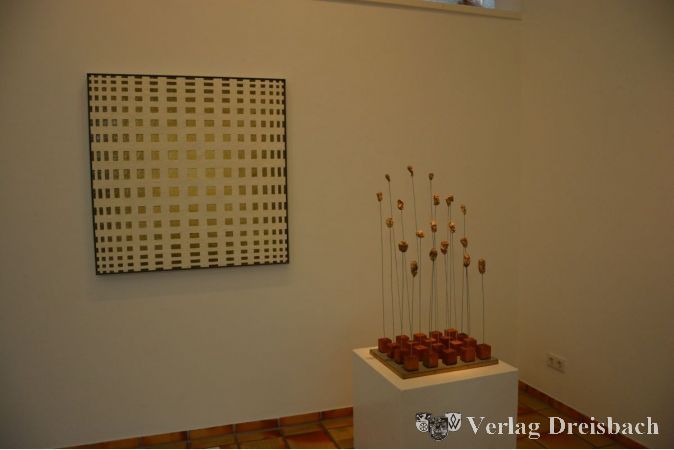 Brigitte Sterz präsentiert Malerei, Objekte und Plastiken in ihrer Ausstellung "Pulse", die das Pulsieren des Lebens und der Veränderung einfangen.