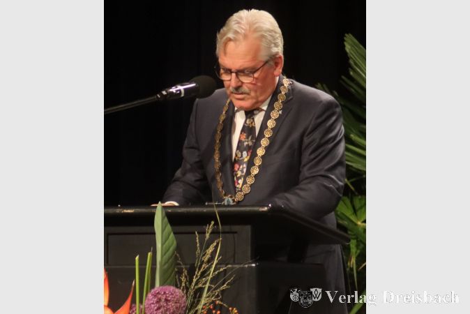 Wer auch mal so eine prachtvolle Amtskette umlegen will, kann diese Bürgermeister Bernd Blisch, der sie allerdings nur bei ausgewählten Veranstaltungen wie hier beim Bürgerempfang aufträgt, im kommenden Jahr streitig machen. Bisher sind keine Gegenkandidaten bekannt, es ist aber noch etwas Zeit.