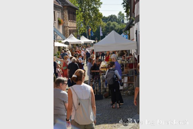 Zahlreiche Besucher des Flörsheimer Töpfermarktes erkunden die beeindruckende Bandbreite handgefertigter Keramikstücke.