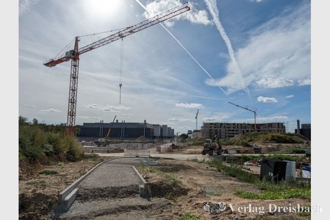 Die Rechenzentren der NTT Global Data Centers EMEA GmbH, hier vom Hugo-Hoffmann-Ring aus gesehen. Im Schokoladenviertel sorgt der dort entstehende Lärm für Unmut.