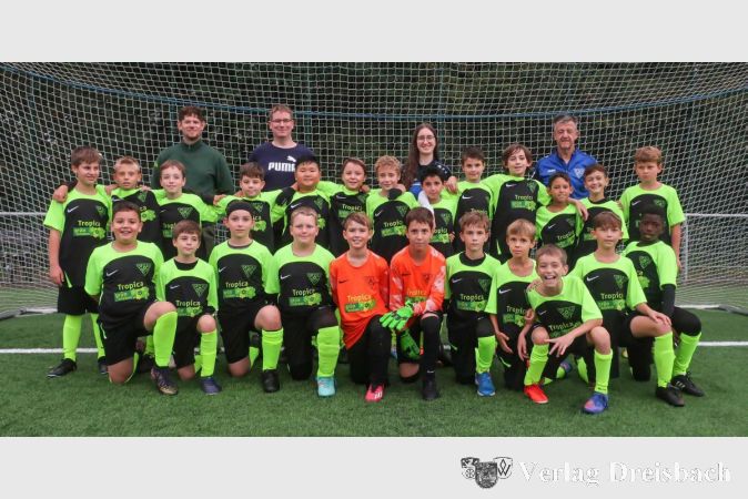 Stolz präsentieren sich die Junioren mit ihren neuen Trikots.