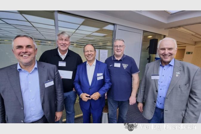 Der SV 07 Kriftel, vertreten durch den Ersten Vorsitzenden Ralf Schmidt (2.v.li.) und Werbeausschussvorsitzenden Elmar Thöne (2.v.re.), erhielt im Rahmen der Feierstunde eine großzügige Spende.