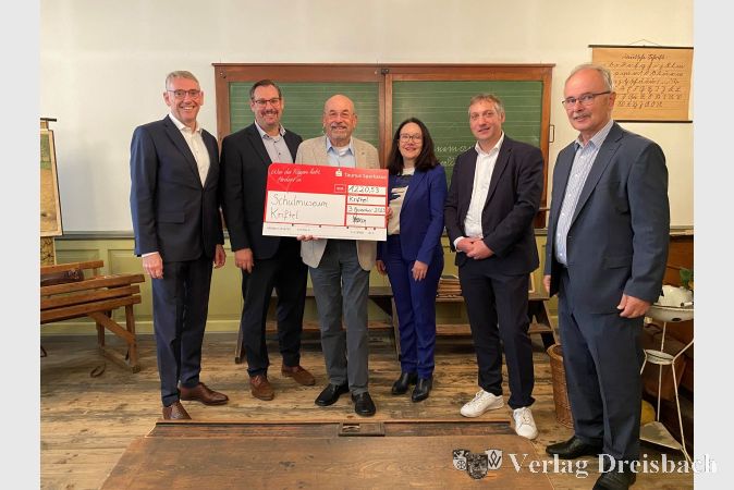 V. r. n. l. Markus Franz, Mitglied des Vorstandes der Taunus Sparkasse, Bürgermeister Christian Seitz, Wolfgang Janecke, Christine Kopplin, Axel Fink, Wolfgang Kollmeier.