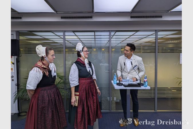 Regionalmarktleiter Tim Herrmann zeigte sich besonders beeindruckt von den prächtigen Trachtenkleidern der Krifteler Heimat- und Festwagengesellschaft.