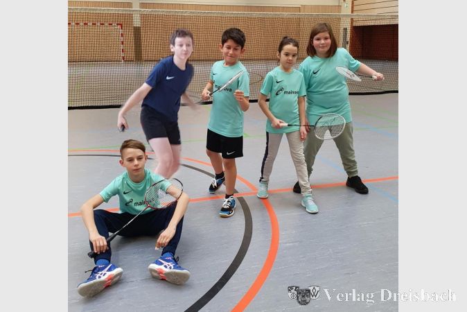 Die Badminton-Schülermannschaft des TV Wicker zeigt stehend (v.l.) Felix, Elias2, Alisa und Gabi. Sitzend: Elias1.