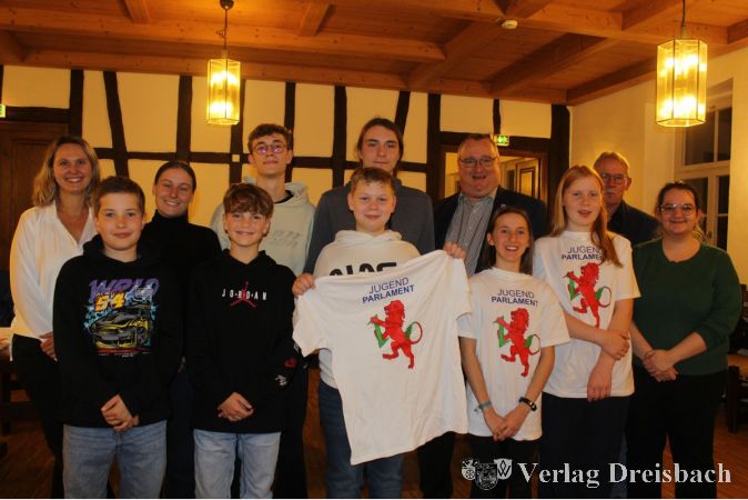 Nach der Jugendparlamentssitzung stellten sich die gewählten Parlamentarier zum Gruppenfoto mit (von links) der Beauftragten der Stadt Myriam Jung, Bürgermeister Klaus Schindling, Stadtverordnetenvorsteher Georg Reuter und der Beauftragten der Stadt Anna Bode auf.