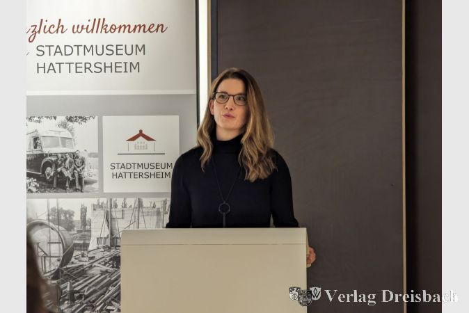 Die Erste Stadträtin Heike Seibert hieß die Teilnehmerinnen und Teilnehmer der Veranstaltung herzlich willkommen und hielt zum Anlass des Gedenkens an das Novemberpogrom eine eindringliche Rede gegen Hass und Hetze und für Freiheit und Demokratie.