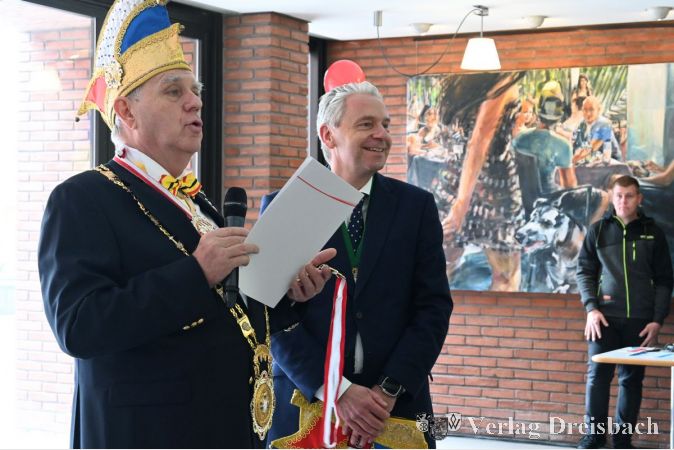 Der Geeehrte Dietmar Jerger und Landrat Michael Cyriax bei der Ordensübergabe.