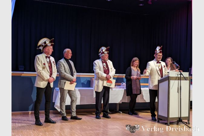 Goldene Ehrungen für 35-jährige Mitgliedschaft im Verein. Links die drei Geehrten Stefan Käck, Jochen März und Werner Schumann. Nicht anwesend waren Alfred Schubert und Kirsten Rabehl.
