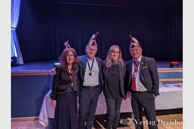 V.l.n.r.: Karin Grohmann, der neue Ehrensenator Raimund Becker, dessen Ehefrau Sandra Becker sowie der Ehrensenatspräsident Stephan Orban.
